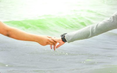 https://i.elitestatic.com/content/uploads/2017/05/08123518/couple-holding-hands-by-ocean.jpg