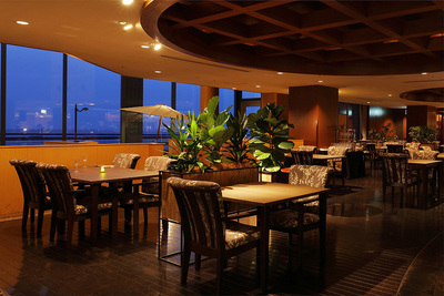 https://grandparkotaru.com/wp-content/uploads/2018/05/MarinaBarRestaurant_42A4624.jpg